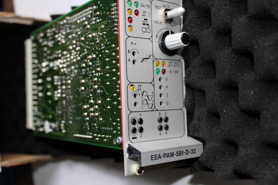 Vickers 581 EEA-PAM-581-D-32 Vickers AMPLIFIER card | Product Catalog | FluidPower ...